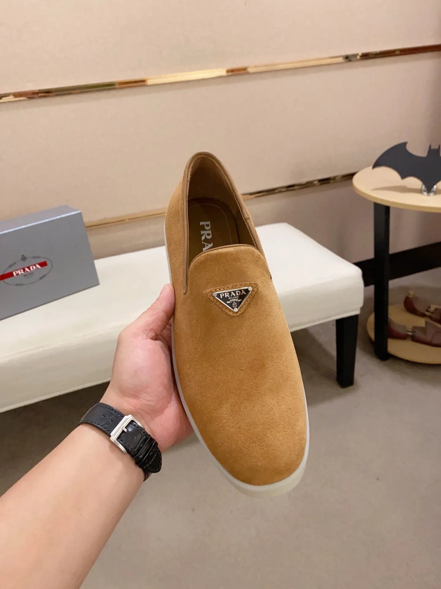 Men's shoes 💰 580💰 ✔️✔️✔️High-quality new PRADA counters are launched at the same time. The new men's shoes and 😘fabrics are selected from high-silk bald cowhide and are made by pure handicrafts. Lining: Full cowhide lining. 👍🏿 High-end ☄️ air-cushion molded anti-slip rubber outsole, exquisite lines, simple and elegant, comfortable and high-end for leisure travel. Code number: 38 to 44 (45 can be customized)